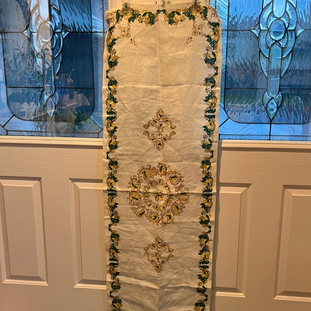 NapKing Italian Table Runner. New without tag.